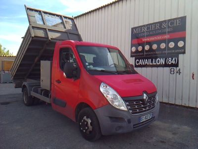 un camion rouge garé devant un bâtiment
