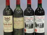 trois bouteilles de vin rouge sont alignées sur une table