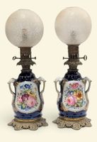 Paire de lampes à pétrole avec fûts galbés en porcelaine à d…