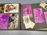 un livre avec des photos de personnes sur une table