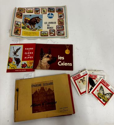 de nombreux livres et cartes posés ensemble sur la table