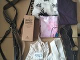 beaucoup de vêtements et d'accessoires étalés par terre