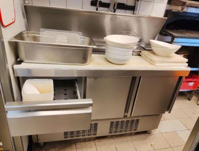 une cuisine avec beaucoup de vaisselle sur le comptoir