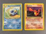 deux cartes Pokémon posées l'une à côté de l'autre sur une table
