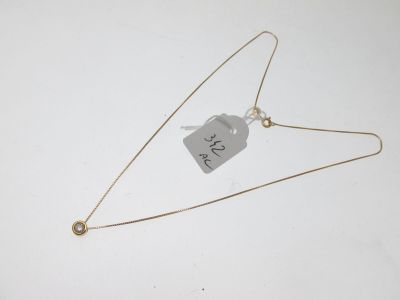 gros plan d'un collier auquel est attachée une étiquette
