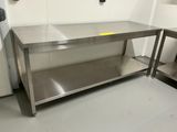 une table en acier inoxydable sur laquelle est posée une étiquette jaune