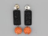 paire de boucles d'oreilles en corail sculpté et argent