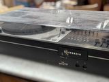 une platine posée sur un comptoir