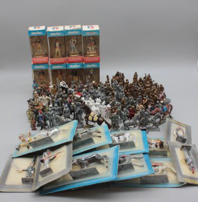 beaucoup de figurines de la guerre des étoiles sur la table