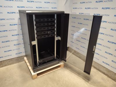 une photo d'une armoire métallique dont les deux portes sont ouvertes
