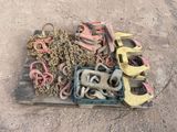 un tas de chaînes et d'autres objets posés sur une palette