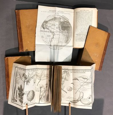 un livre ouvert sur lequel figure l'image d'un globe terrestre