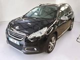 une voiture noire garée dans une pièce
