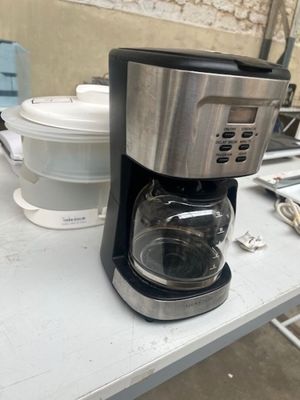 une cafetière posée sur une table
