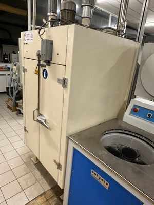 une photo d'une cuisine avec un réfrigérateur et une machine à laver