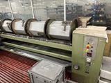 une machine qui fonctionne sur une autre machine dans une usine