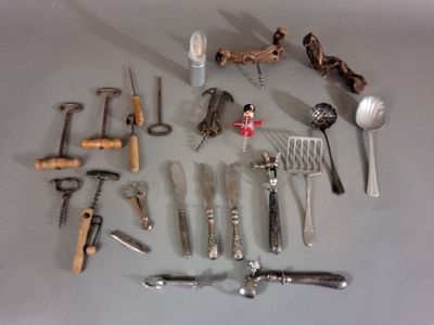 les nombreux types d'outils qui se trouvent sur la table