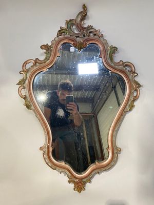 un homme se prenant en photo dans un miroir