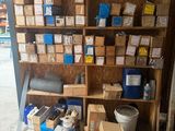 de nombreux cartons et boîtes sur les étagères du garage