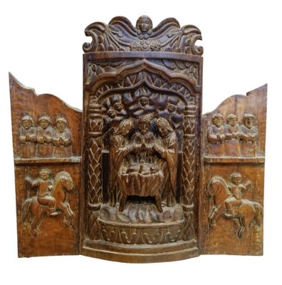 Important tryptique en bois sculpté en semi rond de bosse co…