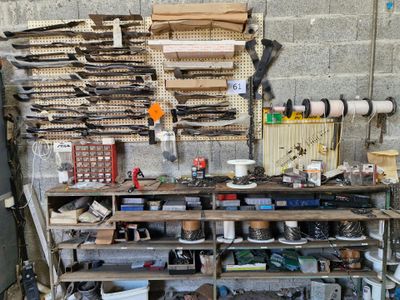 un établi avec de nombreux outils dans un garage
