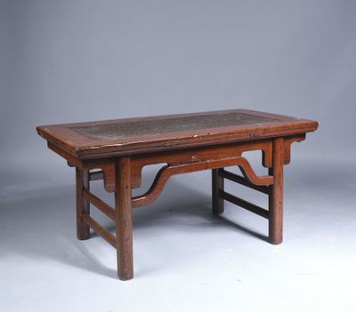 Table Kang ou table à vin en bois laqué patiné brun-rouge, l…
