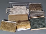 tout un tas de modèles de tricots différents sur la table