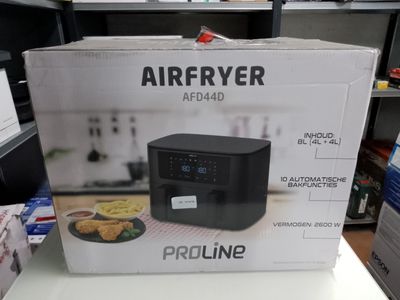 une friteuse à air chaud posée sur un plan de travail dans un magasin