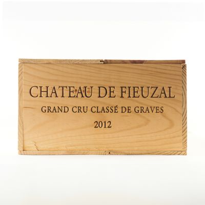 une boîte en bois sur laquelle est accrochée une pancarte indiquant « Château de Fieual »