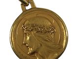 gros plan d'une pièce d'or portant un visage de femme