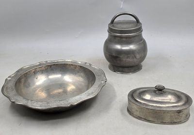 trois pièces de vaisselle, dont un saladier et un saladier avec couvercle