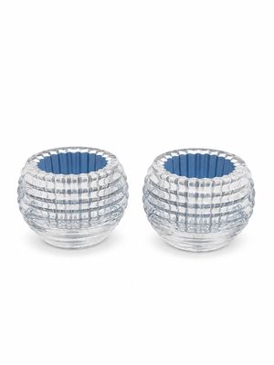 deux vases en verre transparent bordés de bleu sur fond blanc