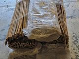 un gros tas de branches emballées dans du plastique, posé par terre