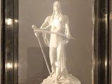 une photo représentant une statue d'une femme tenant une épée