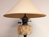 une lampe posée sur une table