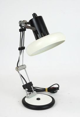 une photo d'une lampe de bureau posée sur une surface blanche