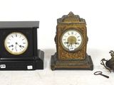 deux horloges placées l'une à côté de l'autre sur une table