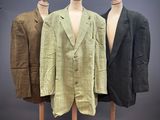 trois vestes pour homme posées sur un mannequin devant un fond gris