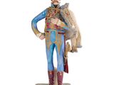 figurine représentant un homme en uniforme militaire tenant un sac