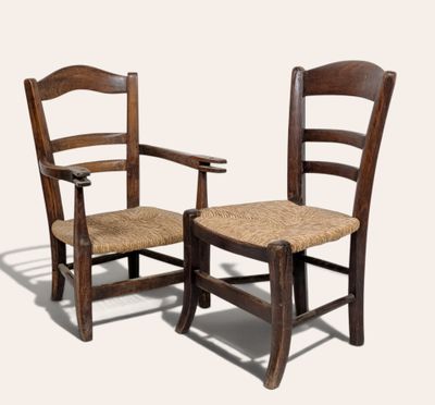 une paire de chaises en bois avec des assises tressées, sur fond blanc