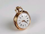 une montre de poche en or avec des chiffres romains