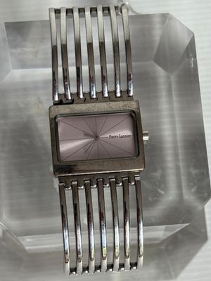 une montre posée sur une plaque de verre