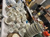 plusieurs assiettes et bols posés sur une table dans une pièce
