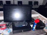 un écran d'ordinateur posé sur un bureau à côté d'une imprimante