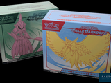 deux boîtes de cartes à collectionner Pokémon sur fond noir