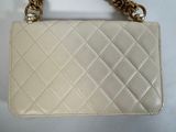 chanel white quilted leather handbag with gold chain strap