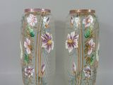 deux vases avec des fleurs peintes sur une surface blanche