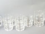 un groupe de verres posés les uns à côté des autres sur une table