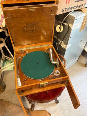 une boîte en bois contenant un tourne-disque