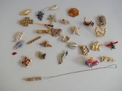 de nombreux types de broches et d'épingles sur la table